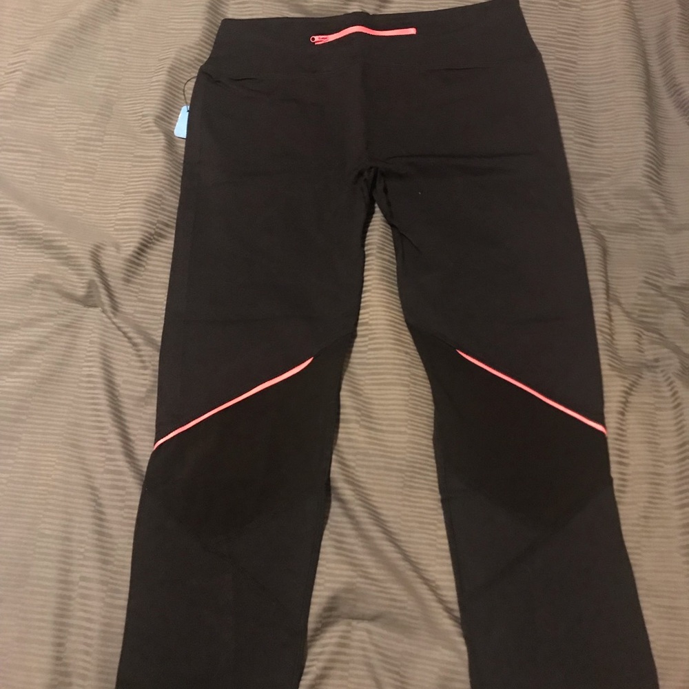 ShoActive Workout Crops - Picture 3 of 3
